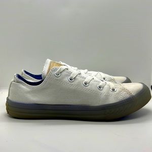 Converse Junior canvas low tops with gum soles. Size 4, color: white, lavender